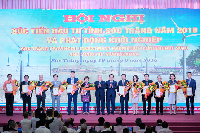 Lễ trao giấy chứng nhận cho các nhà đầu tư vào tỉnh. (Ảnh: VGP) Lễ trao giấy chứng nhận cho các nhà đầu tư vào tỉnh. (Ảnh: VGP)