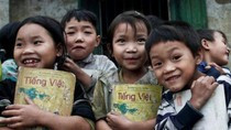 Đã qua lâu rồi thời một bộ sách giáo khoa được truyền nhau học năm này qua năm khác. Tiền sách, tiền trường đã trở thành nỗi ám ảnh của không ít phụ huynh mỗi khi bước vào năm học mới. Ảnh minh họa, nguồn: Internet / Chưa rõ tác giả. Đã qua lâu rồi thời một bộ sách giáo khoa được truyền nhau học năm này qua năm khác. Tiền sách, tiền trường đã trở thành nỗi ám ảnh của không ít phụ huynh mỗi khi bước vào năm học mới. Ảnh minh họa, nguồn: Internet / Chưa rõ tác giả.