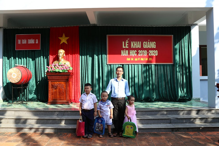 Thầy Bành Hữu Tình cùng các em học sinh trong ngày Lễ khai giảng. (Ảnh: H.T) Thầy Bành Hữu Tình cùng các em học sinh trong ngày Lễ khai giảng. (Ảnh: H.T)