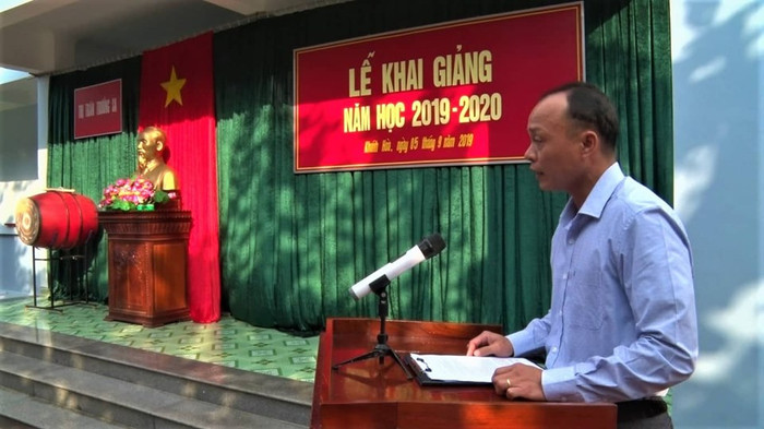 Ông Trịnh Xuân Huân - Chủ tịch Ủy ban nhân dân thị trấn Trường Sa phát biểu tại buổi Lễ khai giảng. (Ảnh: H.T) Ông Trịnh Xuân Huân - Chủ tịch Ủy ban nhân dân thị trấn Trường Sa phát biểu tại buổi Lễ khai giảng. (Ảnh: H.T)