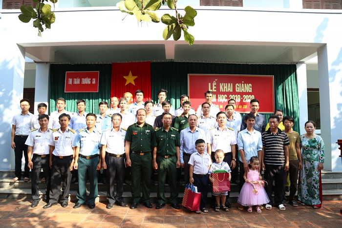 Phụ huynh, học sinh cùng các lực lượng chức năng và giáo viên cùng chụp ảnh lưu niệm nhân Lễ khai giảng. (Ảnh: H.T) Phụ huynh, học sinh cùng các lực lượng chức năng và giáo viên cùng chụp ảnh lưu niệm nhân Lễ khai giảng. (Ảnh: H.T)