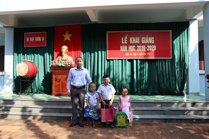 Ông Trịnh Xuân Huân - Chủ tịch Ủy ban nhân dân thị trấn Trường Sa trao quà cho các em. (Ảnh: H.T) Ông Trịnh Xuân Huân - Chủ tịch Ủy ban nhân dân thị trấn Trường Sa trao quà cho các em. (Ảnh: H.T)