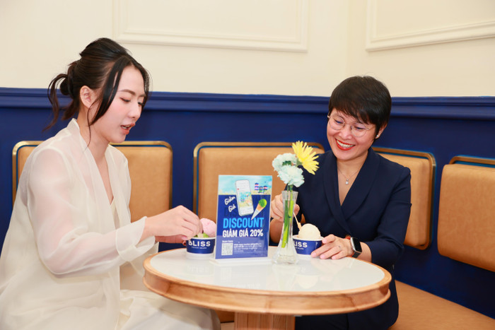 Khách hàng đến và thưởng thức kem trong ngày khai trương. khanh-hang-den-va-thuong-thuc-kem-bliss-ngay-khai-truong-cua-hang-dau-tien-tai-ha-noi.jpg
