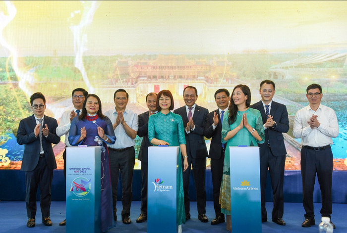 Vietnam Airlines phối hợp cùng Ủy ban nhân dân thành phố Huế, Cục du lịch Quốc gia và Sở Du lịch thành phố chính thức phát động chương trình “Đêm Huế huyền diệu - Khám phá để yêu”. 11-vietnam-airlines-phoi-hop-cung-ubnd-thanh-pho-hue-cuc-du-lich-quoc-gia-va-so-du-lich-thanh-pho-chinh-thuc-phat-dong-chuong-trinh-dem-hue-huyen-dieu-kham-pha-de-yeu.jpg