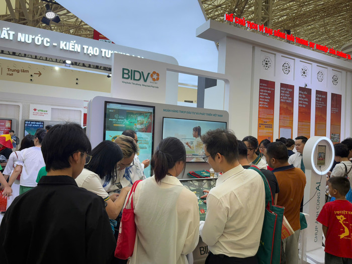 Hàng nghìn lượt khách tham quan thích thú với những trải nghiệm tại Không gian của BIDV. anh-5-5.jpg