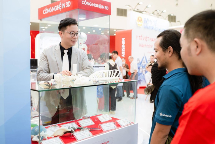 Bác sĩ Phạm Trung Hiếu tại triển lãm Những thành tựu nổi bật trong ngành y tế và giáo dục. anh-3.jpg