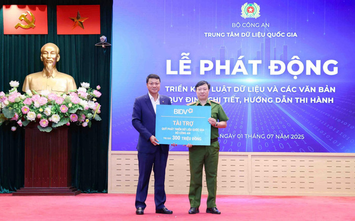 Tổng Giám đốc BIDV Lê Ngọc Lâm trao kinh phí ủng hộ Quỹ Phát triển dữ liệu quốc gia. tong-giam-doc-bidv-le-ngoc-lam-trao-kinh-phi-ung-ho-quy-ptdlqg.jpg