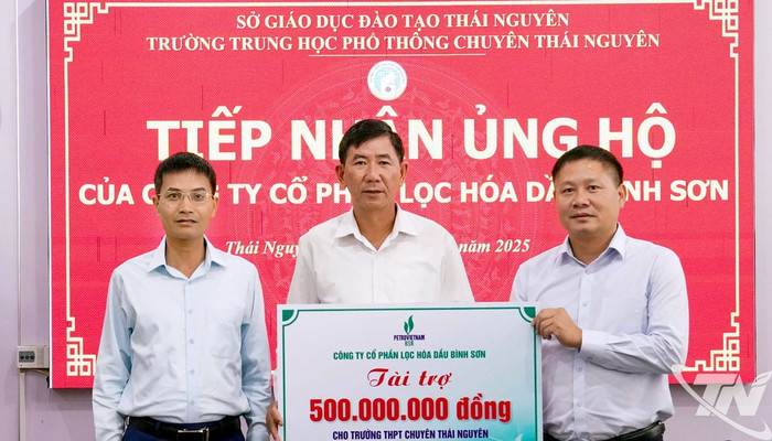 Lãnh đạo Công ty Cổ phần Lọc hóa dầu Bình Sơn trao số tiền hỗ trợ 500 triệu đồng cho Trường Trung học phổ thông Chuyên Thái Nguyên. Lãnh đạo Công ty Cổ phần Lọc hóa dầu Bình Sơn trao số tiền hỗ trợ 500 triệu đồng cho Trường Trung học phổ thông Chuyên Thái Nguyên.