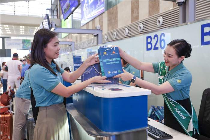 Chuyến bay đặc biệt "tô xanh" bầu trời của Vietnam Airlines. 2-chuyen-bay-dac-biet-to-xanh-bau-troi-cua-vietnam-airlinesjpg.jpg
