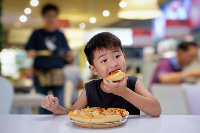 Trẻ ăn bữa chưa cân đối, thiếu rau quả và đa dạng thực phẩm. Trẻ ăn bữa chưa cân đối, thiếu rau quả và đa dạng thực phẩm.