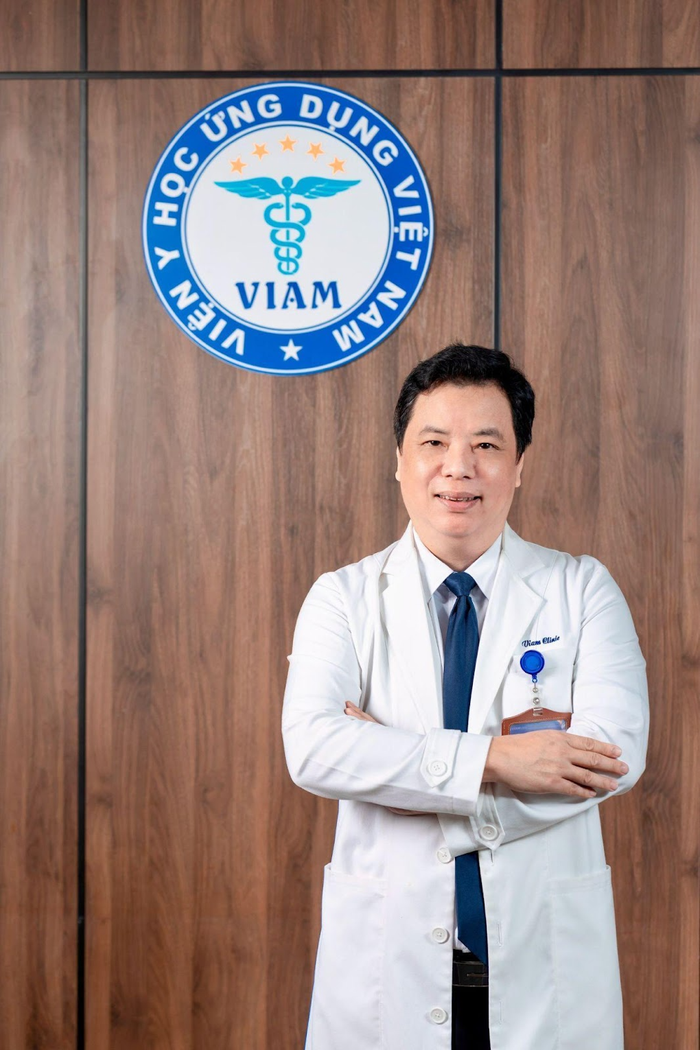 Tiến sĩ, Bác sĩ Trương Hồng Sơn - Phó Tổng thư ký Tổng hội Y học Việt Nam, Viện trưởng viện Y học ứng dụng Việt Nam. Tiến sĩ, Bác sĩ Trương Hồng Sơn - Phó Tổng thư ký Tổng hội Y học Việt Nam, Viện trưởng viện Y học ứng dụng Việt Nam.