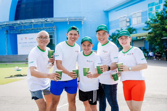 Dinh dưỡng hợp lí kết hợp thể dục cho cuộc sống lành mạnh và khỏe đẹp. Dinh dưỡng hợp lí kết hợp thể dục cho cuộc sống lành mạnh và khỏe đẹp.