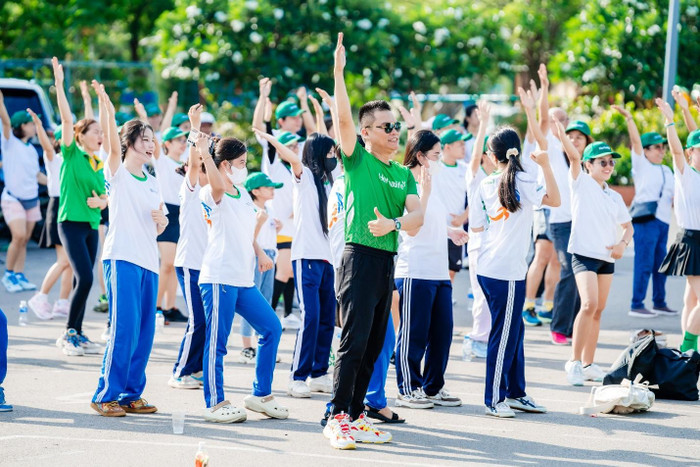 Ông Nguyễn Thành Đạt (áo xanh) – Giám Đốc Truyền Thông Cấp Cao Herbalife Việt Nam, Campuchia & Thái Lan tham gia chuỗi thể thao NGÀY OLYMPIC. Ông Nguyễn Thành Đạt (áo xanh) – Giám Đốc Truyền Thông Cấp Cao Herbalife Việt Nam, Campuchia & Thái Lan tham gia chuỗi thể thao NGÀY OLYMPIC.