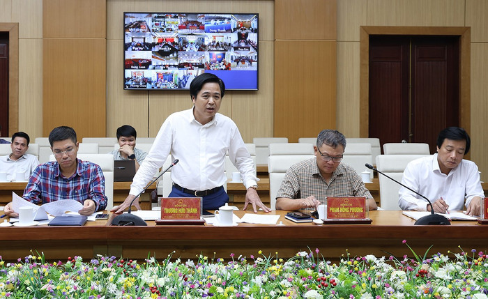 Ông Trương Hữu Thành - Phó Tổng giám đốc EVNNPT nêu các kiến nghị tại buổi làm việc. Ông Trương Hữu Thành - Phó Tổng giám đốc EVNNPT nêu các kiến nghị tại buổi làm việc.