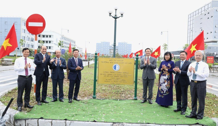 Phó Thủ tướng Lê Thành Long và các đại biểu thực hiện nghi thức gắn biển khánh thành dự án Trường Đại học Luật Hà Nội tại Bắc Ninh. Ảnh: VGP/Đức Tuân Phó Thủ tướng Lê Thành Long và các đại biểu thực hiện nghi thức gắn biển khánh thành dự án Trường Đại học Luật Hà Nội tại Bắc Ninh. Ảnh: VGP/Đức Tuân