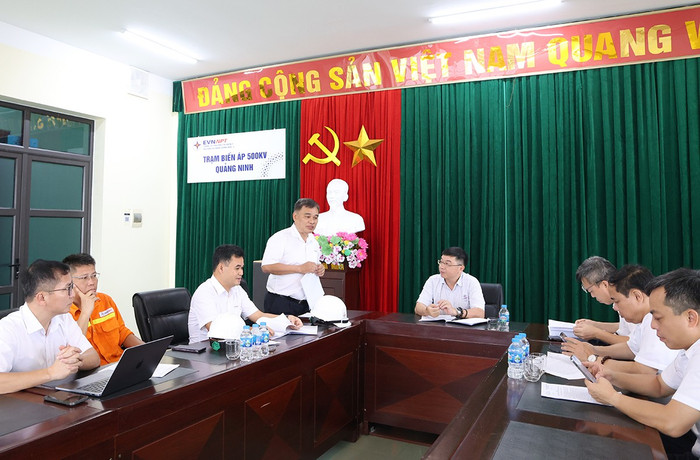 Tổng giám đốc EVNNPT Phạm Lê Phú nghe lãnh đạo Công ty Truyền tải điện 1 báo cáo nhanh về công tác ứng phó bão số 3. Tổng giám đốc EVNNPT Phạm Lê Phú nghe lãnh đạo Công ty Truyền tải điện 1 báo cáo nhanh về công tác ứng phó bão số 3.