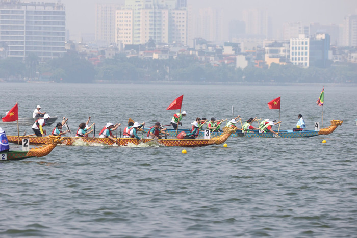 42-noi-dung-boi-chai-thuyen-rong-ha-noi-quy-tu-cac-doi-trong-nuoc-va-quoc-te-tao-nen-man-tranh-tai-soi-noi-khang-dinh-net-dep-truyen-thong-va-tinh-than-the-thao-dac-trung-cua-thu-do-ben-ho-tay.jpg