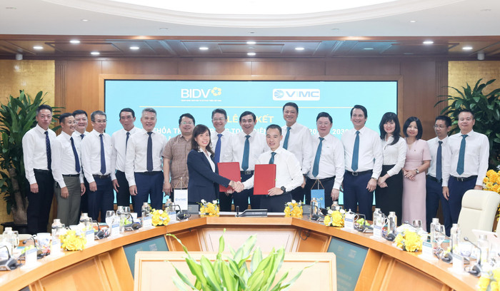 Đại diện Lãnh đạo BIDV Cầu Giấy và VIMC Lines ký kết thỏa thuận nguyên tắc. anh-02-2.jpg