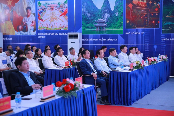 Phó Thủ tướng Trần Hồng Hà dự lễ khởi công Dự án Xây dựng khu tái định cư trên địa bàn phường Đồng Văn (vị trí số 02), tỉnh Ninh Bình, phục vụ giải phóng mặt bằng Dự án đường sắt tốc độ cao trên trục Bắc - Nam. Ảnh: VGP/Minh Khôi Phó Thủ tướng Trần Hồng Hà dự lễ khởi công Dự án Xây dựng khu tái định cư trên địa bàn phường Đồng Văn (vị trí số 02), tỉnh Ninh Bình, phục vụ giải phóng mặt bằng Dự án đường sắt tốc độ cao trên trục Bắc - Nam. Ảnh: VGP/Minh Khôi