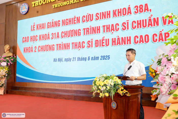 Tân học viên Vũ Song Hà - Lớp EMBA Khoá 2 phát biểu tại buổi lễ. 3-47.jpg
