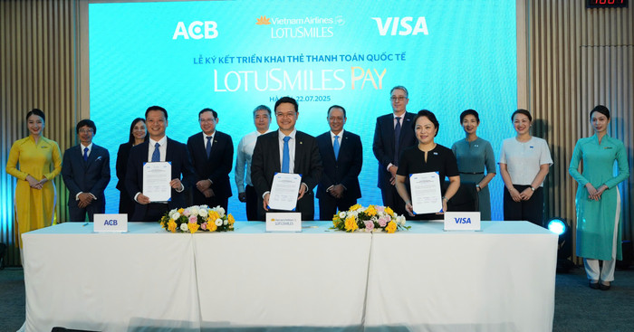 Vietnam Airlines hợp tác cùng ACB và Visa ra mắt thẻ hội viên tích hợp thanh toán Lotusmiles Pay. 3-vietnam-airlines-hop-tac-cung-acb-va-visa-ra-mat-the-hoi-vien-tich-hop-thanh-toan-lotusmiles-pay.jpg