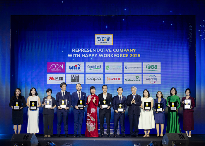 Ông Nguyễn Ngọc Cương – Giám đốc Nhân sự MSB đại diện Ngân hàng nhận giải thưởng. (Ảnh: BTC)