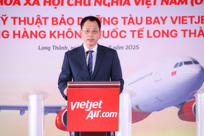Ông Đỗ Hồng Cẩm - Phó Cục trưởng Cục Hàng không Việt Nam chúc mừng Vietjet khởi công dự án Trung tâm Kỹ thuật Bảo dưỡng Tàu bay. a1-92.jpg