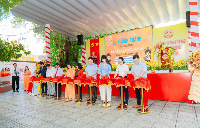 Các đại biểu cùng Ban Giám hiệu nhà trường cắt băng khánh thành. 2.jpg