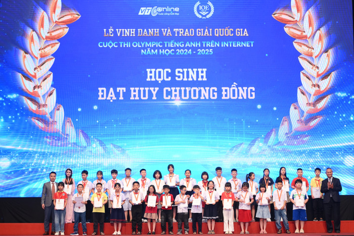 Các đại biểu trao giải cho các em học sinh đạt Huy chương Đồng. 6.jpg