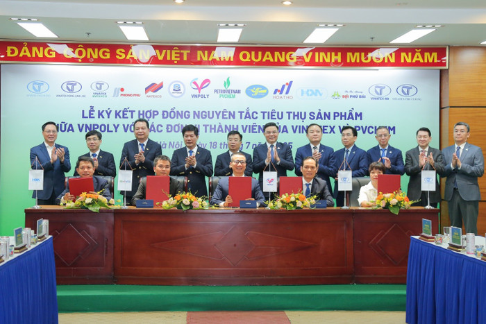 Ký kết hợp đồng nguyên tắc giữa VNPOLY với các đơn vị VINATEX Hồng Lĩnh, VINATEX Phú Hưng, Dệt may Huế, Sợi Phú Bài. a6-14.jpg