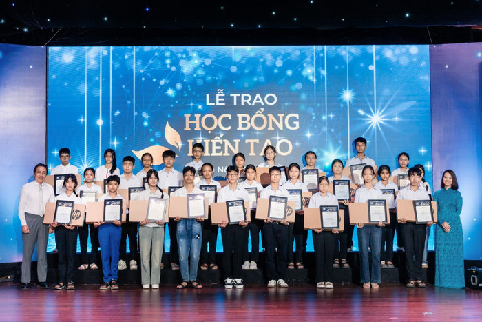 30 học sinh lớp 9, 10 có hoàn cảnh khó khăn và học giỏi đã xuất sắc nhận Học bổng Kiến tạo 2025 của Vinschool. anh-1.jpg