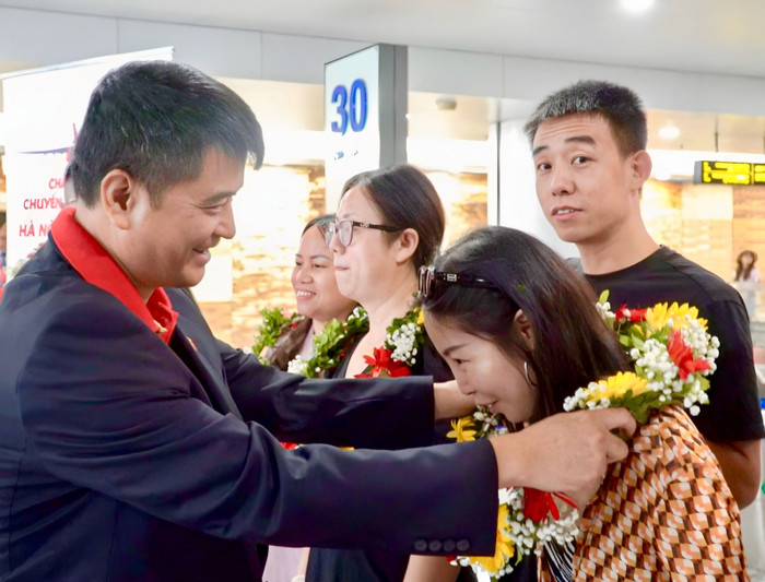 Lãnh đạo Vietjet chào mừng hành khách trên đường bay mới Hà Nội - Tây An. a7-12.jpg