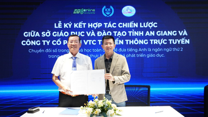 Ông Trần Quang Bảo - Giám đốc Sở Giáo dục và Đào tạo An Giang và Ông Lê Việt Hòa - Giám đốc VTC Online ký kết hợp tác chiến lược. 1-83.jpg