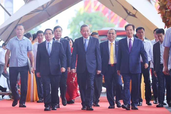 Tổng Bí thư Tô Lâm, Thủ tướng Chính phủ Phạm Minh Chính, nguyên Thủ tướng Chính phủ Nguyễn Tấn Dũng cùng các đại biểu tới dự lễ khởi công, khánh thành 250 công trình. Ảnh: VGP/Nhật Bắc Tổng Bí thư Tô Lâm, Thủ tướng Chính phủ Phạm Minh Chính, nguyên Thủ tướng Chính phủ Nguyễn Tấn Dũng cùng các đại biểu tới dự lễ khởi công, khánh thành 250 công trình. Ảnh: VGP/Nhật Bắc