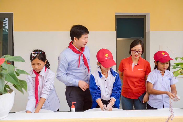 Bà Nguyễn Hà Thanh - Đại diện MSB tham quan công trình vệ sinh của trường. Bà Nguyễn Hà Thanh - Đại diện MSB tham quan công trình vệ sinh của trường.