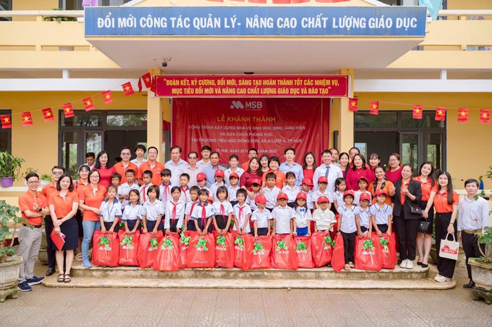 MSB trao tặng 30 suất học bổng cho các em học sinh có hoàn cảnh khó khăn của trường. MSB trao tặng 30 suất học bổng cho các em học sinh có hoàn cảnh khó khăn của trường.