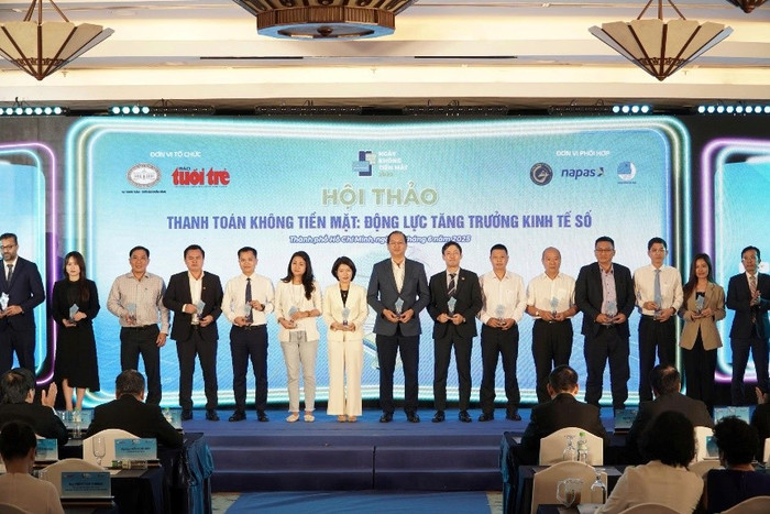 Đại diện Agribank (thứ năm từ phải sang) nhận Kỷ niệm chương từ Ban tổ chức chương trình. Đại diện Agribank (thứ năm từ phải sang) nhận Kỷ niệm chương từ Ban tổ chức chương trình.