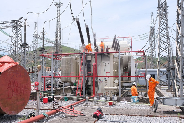 Khẩn trương thi công dưới thời tiết bất lợi. Khẩn trương thi công dưới thời tiết bất lợi.