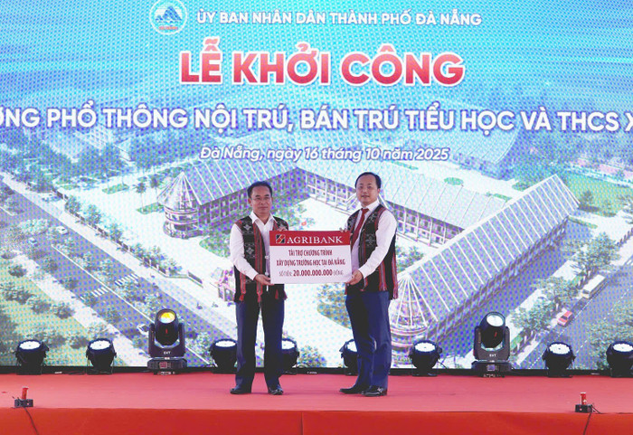 Đồng chí Tô Huy Vũ - Bí thư Đảng ủy, Chủ tịch Hội đồng thành viên đã trao tặng 20 tỷ đồng tài trợ “Chương trình xây dựng trường học tại Đà Nẵng”. 4.jpg