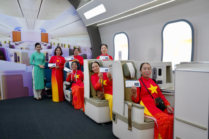 Vietnam Airlines tái hiện bầu trời với không gian khoang hành khách mô phỏng máy bay thân rộng kết hợp công nghệ thực tế ảo tại Triển lãm 80 năm hành trình Độc lập - Tự do - Hạnh phúc. 4-vietnam-airlines-tai-hien-bau-troi-voi-khong-gian-khoang-hanh-khach-mo-phong-may-bay-than-rong-ket-hop-cong-nghe-thuc-te-ao-tai-trien-lam-80-nam-hanh-trinh-doc-lap-tu-do-hanh-phuc.jpg