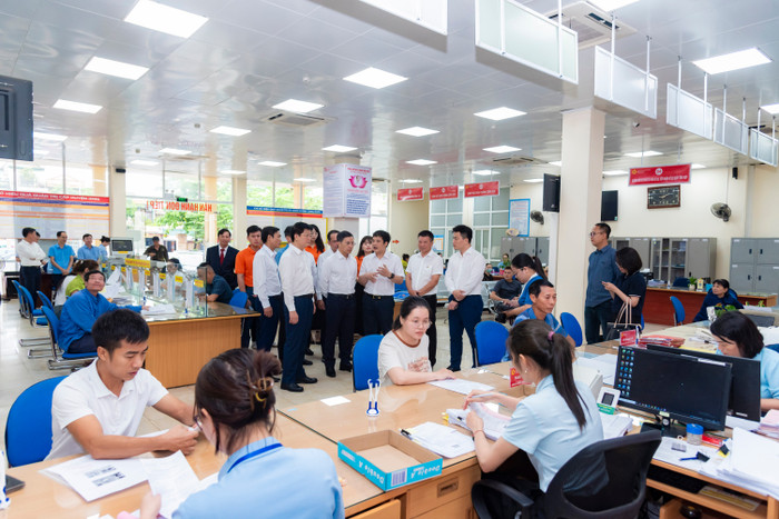 Lãnh đạo tỉnh Quảng Ninh và Tổng Giám đốc FPT khảo sát trong ngày đầu triển khai mô hình chính quyền hai cấp mới. lanh-dao-tinh-quang-ninh-va-tong-giam-doc-fpt-khao-sat-trong-ngay-dau-trien-khai-mo-hinh-chinh-quyen-hai-cap-moi.jpg