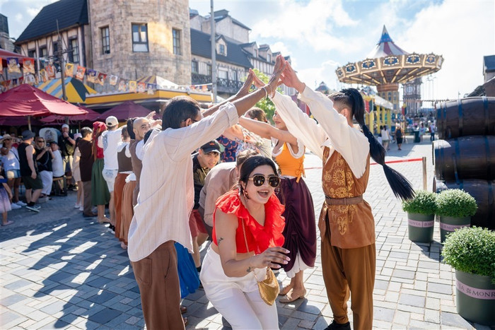 Không khí lễ hội sôi động giúp Sun World Ba Na Hills duy trì sức hút ổn định với du khách.