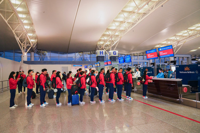 3-doan-the-thao-viet-nam-lam-thu-tuc-tai-khu-vuc-uu-tien-cua-vietnam-airlines-tai-san-bay-noi-bai-truoc-gio-len-duong-thi-dau-tai-sea-games-33.jpg