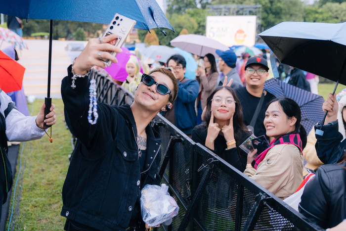 Sau những khoảnh khắc bùng nổ trên sân khấu, các nghệ sĩ SpaceSpeakers không quên nán lại giao lưu, chụp ảnh cùng khán giả trong không khí rộn ràng của 5AM mùa 3. Những nụ cười, cái bắt tay và sự gần gũi chân thành đã khiến buổi sáng mưa trở nên thật ấm áp – một ký ức khó quên với người hâm mộ Vietnam Airlines và 5AM. anh-8.jpg