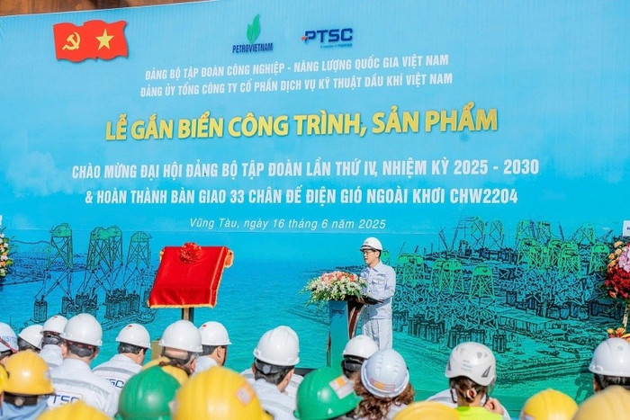 Lễ gắn biển công trình, sản phẩm "Hoàn thành bàn giao 33 chân đế điện gió ngoài khơi CHW2204": Đây là dự án có ý nghĩa đặc biệt quan trọng, lần đầu tiên một doanh nghiệp Việt Nam thắng thầu và chế tạo chân đế điện gió quy mô lớn để xuất khẩu ra thế giới. anh3.jpg