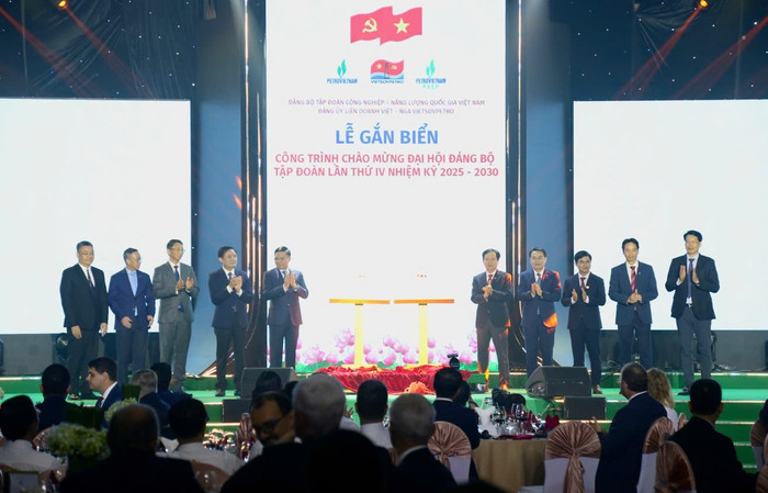 Ghi nhận và tôn vinh những nỗ lực, trí tuệ và tâm huyết của tập thể những người làm công tác tìm kiếm, thăm dò và khai thác Dầu khí, lãnh đạo Tập đoàn Petrovietnam, lãnh đạo Vietsovpetro cùng thực hiện nghi thức gắn biển Công trình tiêu biểu chào mừng Đại hội Đảng bộ Tập đoàn Công nghiệp - Năng lượng Quốc gia Việt Nam lần thứ IV, nhiệm kỳ 2025–2030 cho Dự án Phát triển mỏ Kình Ngư Trắng - Kình Ngư Trắng Nam, Lô 09-2/09 và Dự án phát triển mỏ Đại Hùng pha 3, giàn WHP DH-01. anh-1-90.jpg
