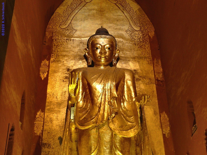 Tượng Phật Câu Na Hàm bằng vàng ròng – một trong những biểu tượng tôn kính tại tại chùa Ananda, Myanmar. (Nguồn: Sưu tầm)