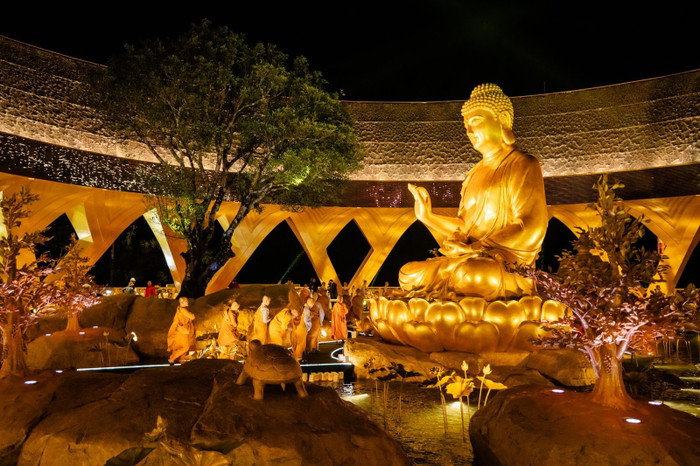 Ngự trên đài sen giữa hồ Ưu đàm, Tôn tượng Đức Phật Câu Na Hàm Mâu Ni được nhiều Phật tử tôn kính xem là phước lành linh thiêng. (Ảnh: Sun World Ba Den Mountain)