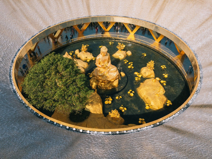 Tôn tượng Đức Phật Câu Na Hàm Mâu Ni an tọa tại vườn Ưu đàm, đỉnh núi Bà Đen. (Ảnh: Sun World Ba Den Mountain)