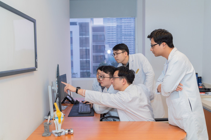 Bác sĩ Phạm Trung Hiếu cùng các đồng nghiệp nghiên cứu đưa ra giải pháp Công nghệ 3D y học Việt Nam. anh-2.jpg